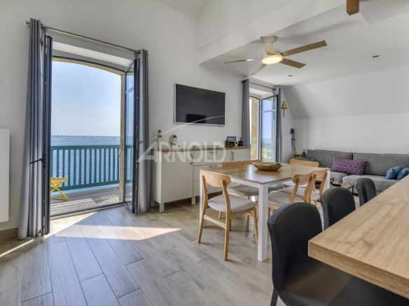 Intérieur d'un appartement en duplex avec vue sur la mer à Batz-sur-Mer, salon lumineux et mobilier moderne.