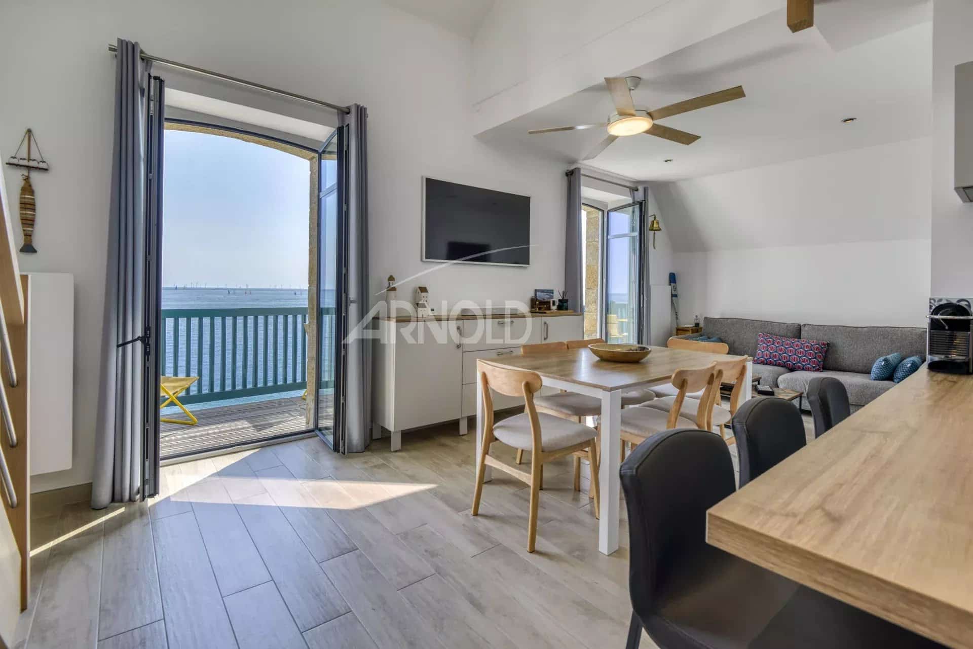 Intérieur d'un appartement en duplex avec vue sur la mer à Batz-sur-Mer, salon lumineux et mobilier moderne.