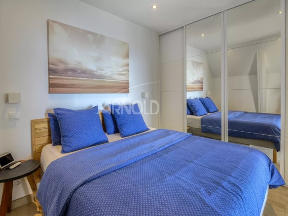 Chambre d'appartement rénové avec lit double et décor bleu à Batz-sur-Mer.