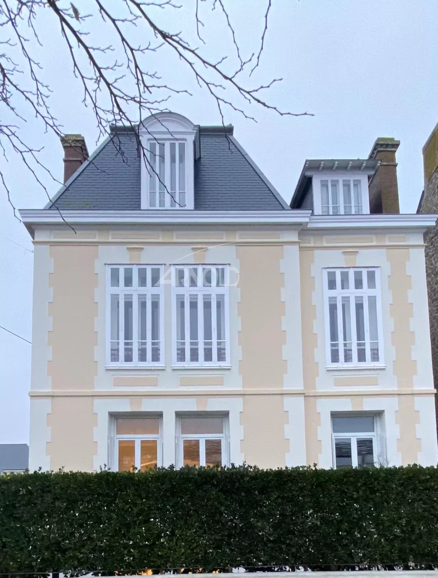 Bourgeois house in Saint-Malo Stone bourgeois house in Saint-Malo, facade with small-paned windows.