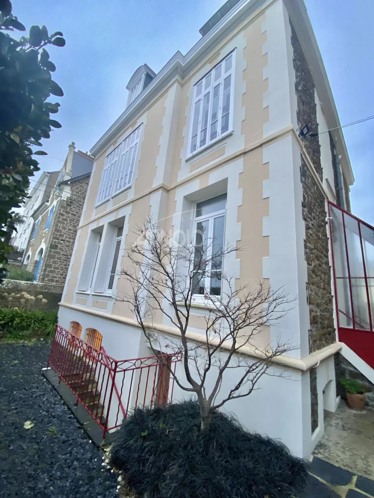Bourgeois house in Saint-Malo Stone bourgeois house with garden in Saint-Malo, exterior view.