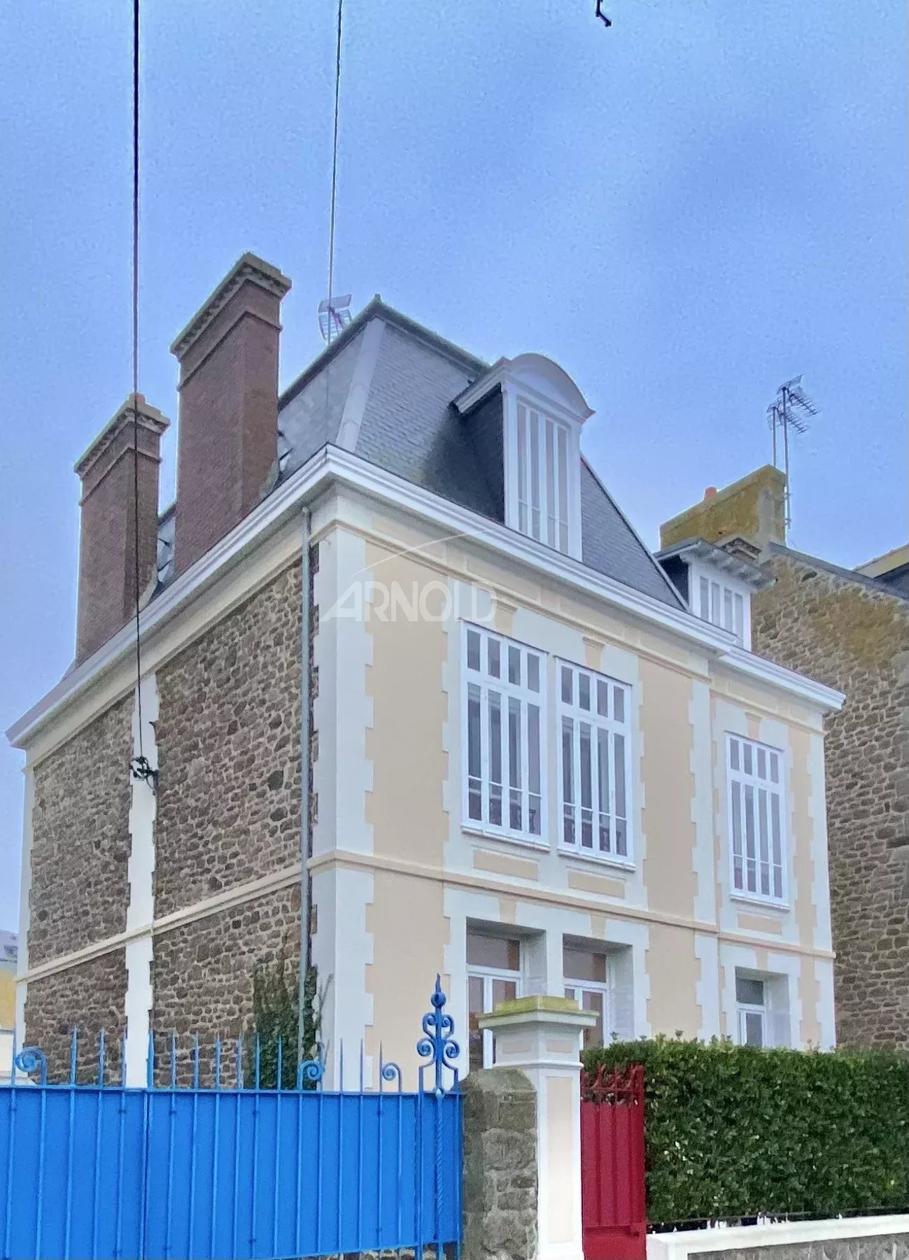 Bourgeois house in Saint-Malo Stone bourgeois house with garden in Saint-Malo, exterior view.