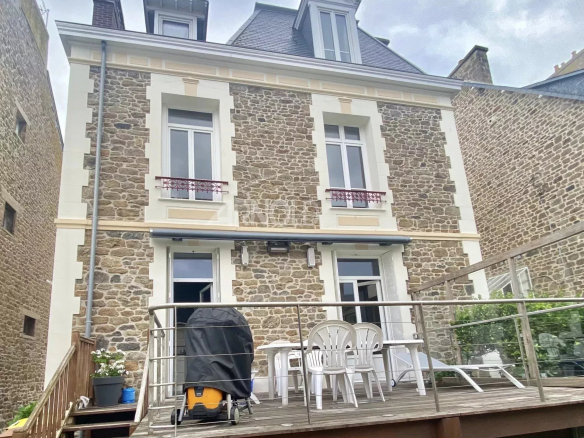 Stone-built bourgeois house with terrace and garden furniture in Saint-Malo