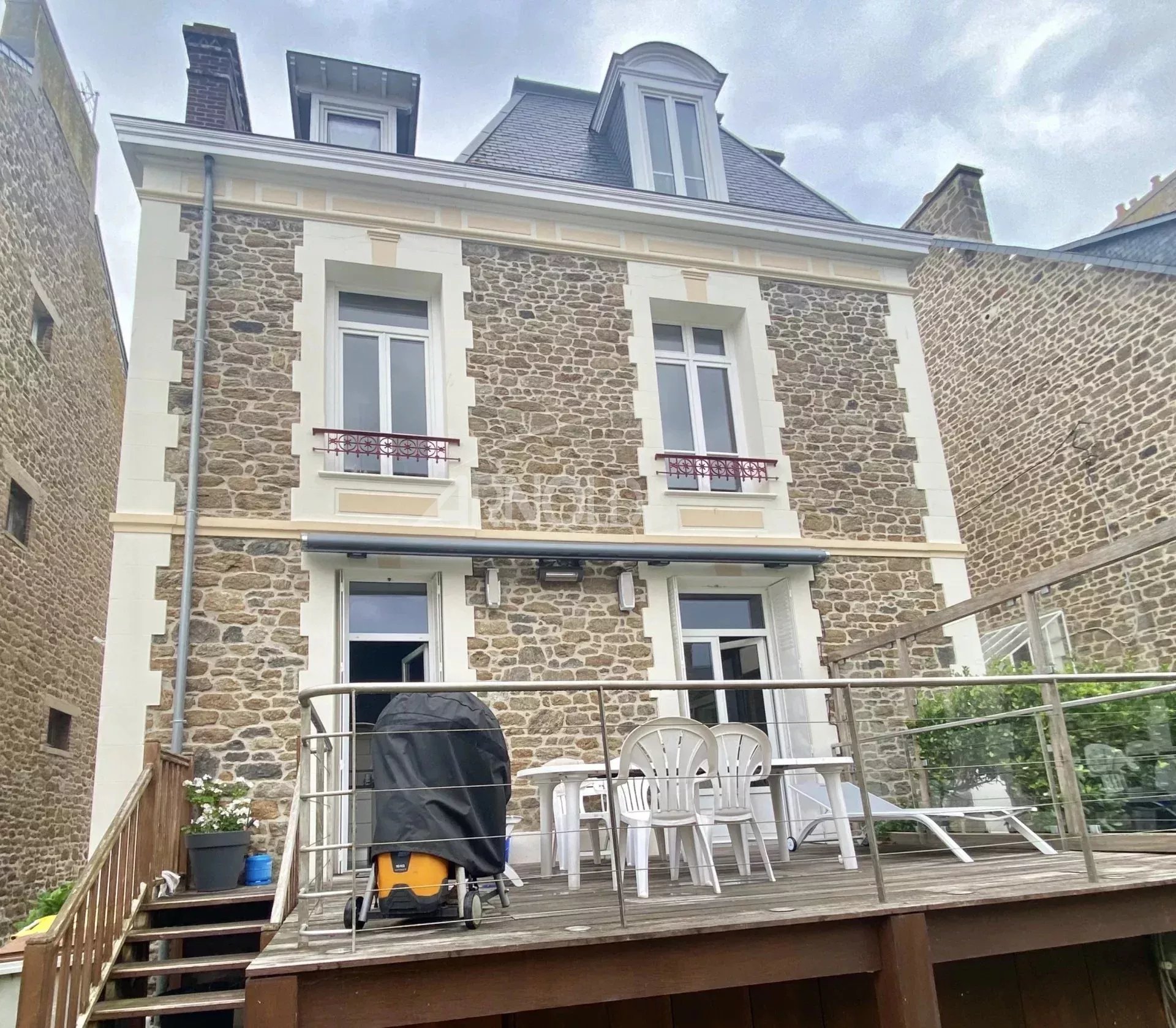 Bourgeois house in Saint-Malo Stone-built bourgeois house with terrace and garden furniture in Saint-Malo