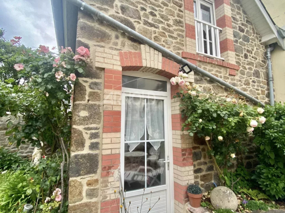 Stone-built bourgeois house with garden, located in Saint-Malo, France.