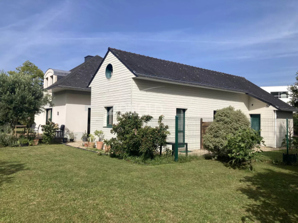 Family home with garden in Vannes, Vincin area, offering two adjoining apartments.