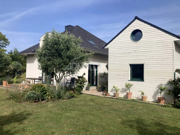 Family house with garden in Vannes, Vincin area, with two adjoining apartments.