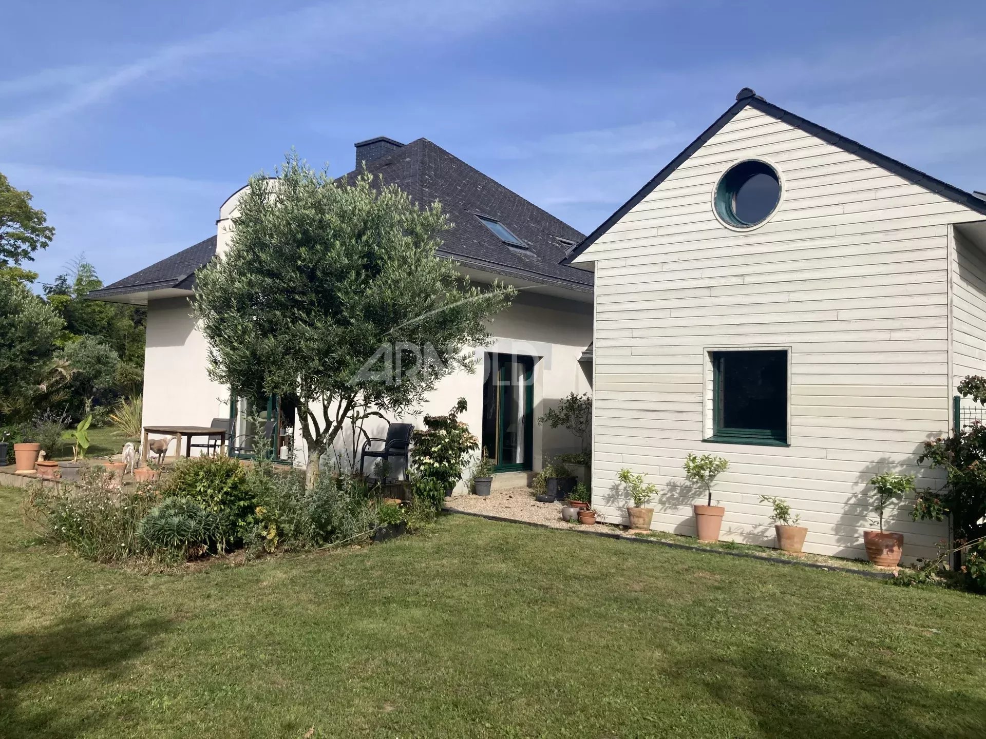 Family home in Vannes Family house with garden in Vannes, Vincin area, with two adjoining apartments.