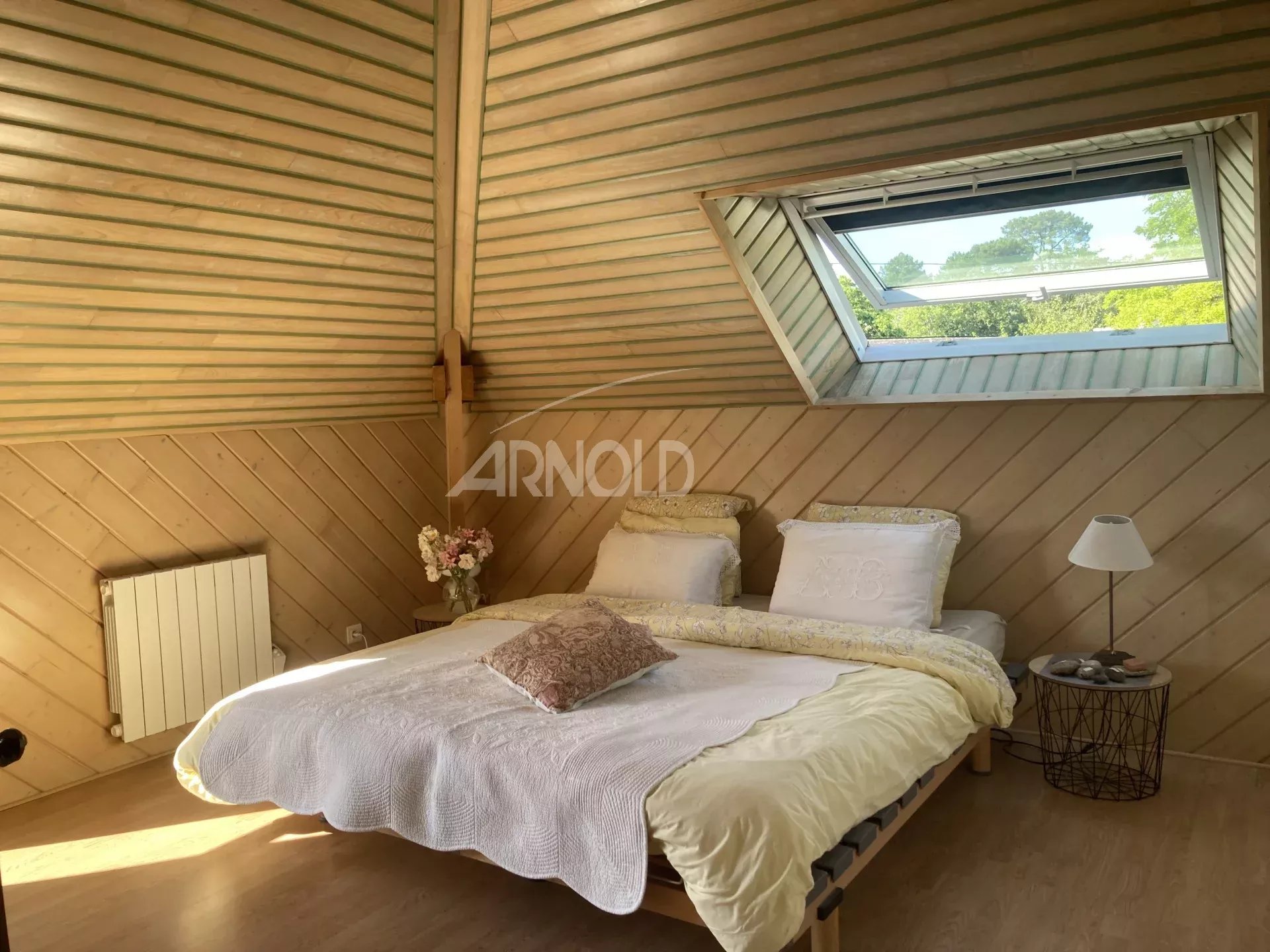 Room in a family home in Vannes Bright room with double bed and skylight in a family home in Vannes.