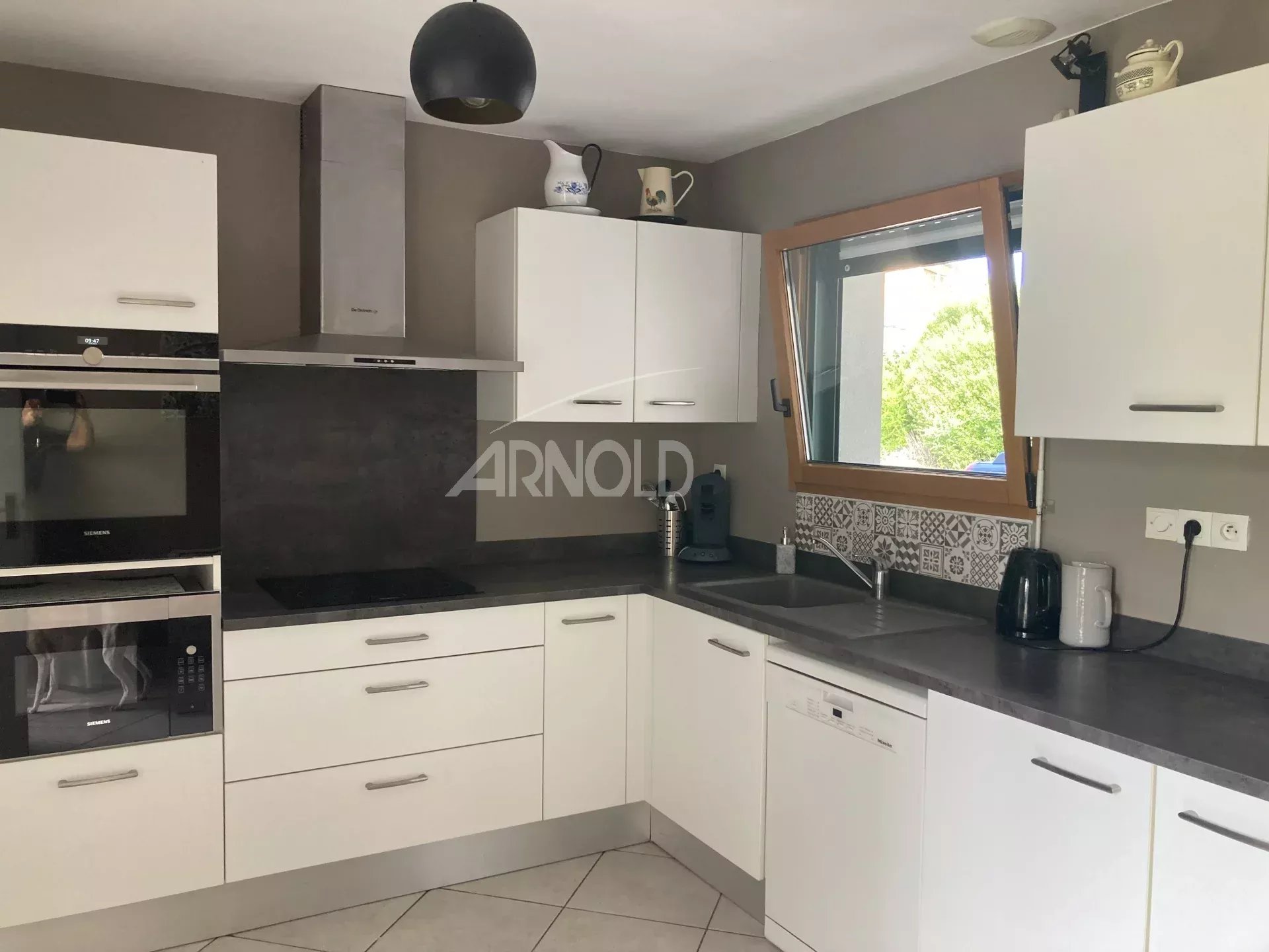 Kitchen in a house in Vannes Modern and fully equipped kitchen in a family home in Vannes, Vincin area.