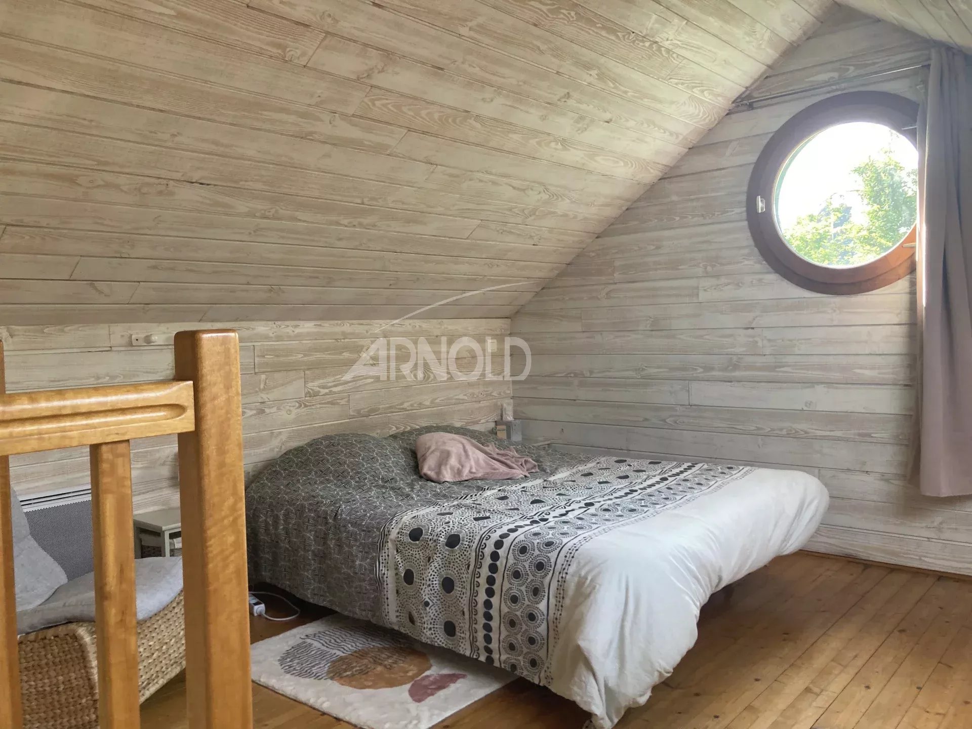 Room in a house in Vannes Room in a family home in Vannes with a double bed and wooden decor.