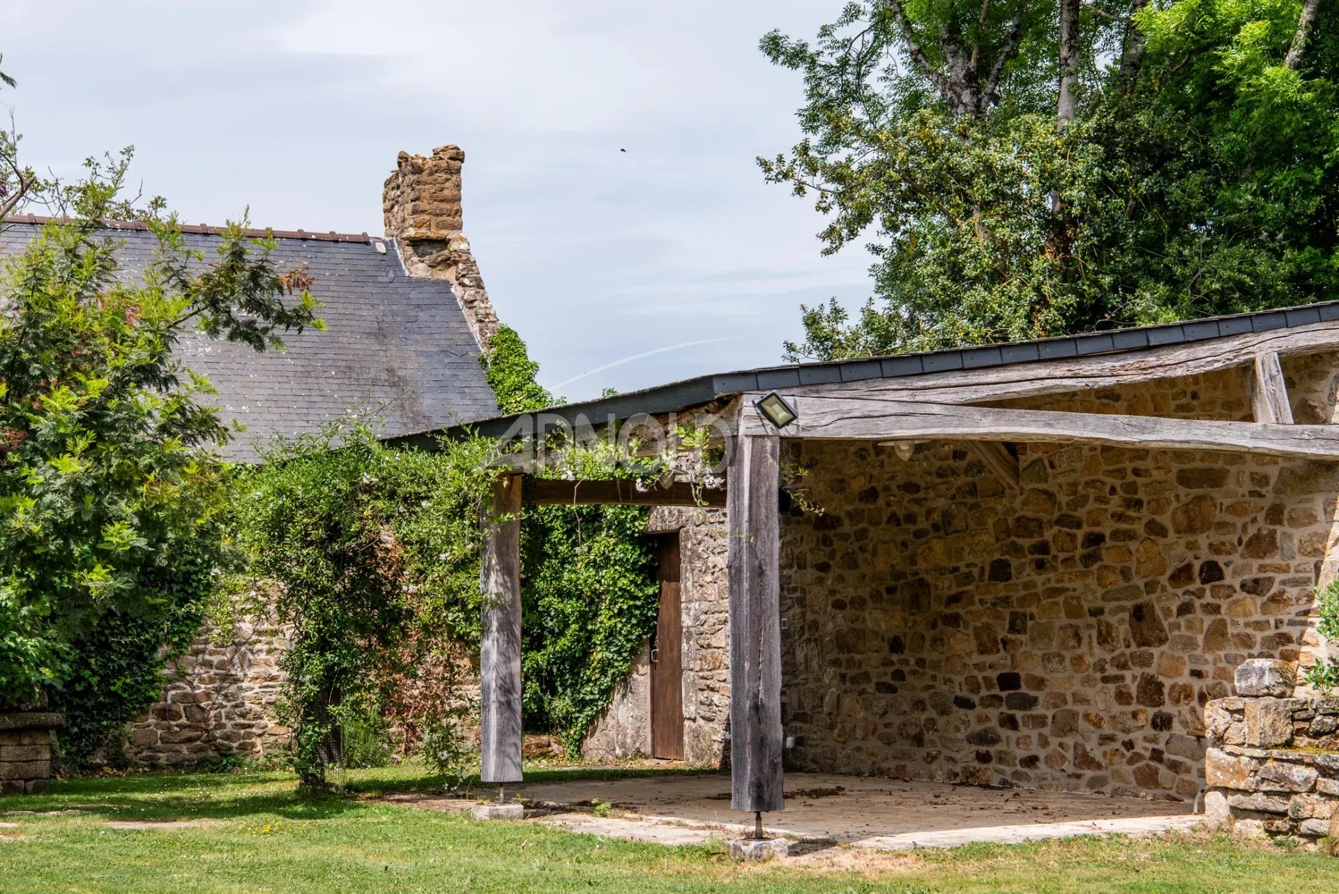 Stone farmhouse with swimming pool in Baden Stone farmhouse with swimming pool in a peaceful hamlet in Baden, surrounded by a wooded garden.