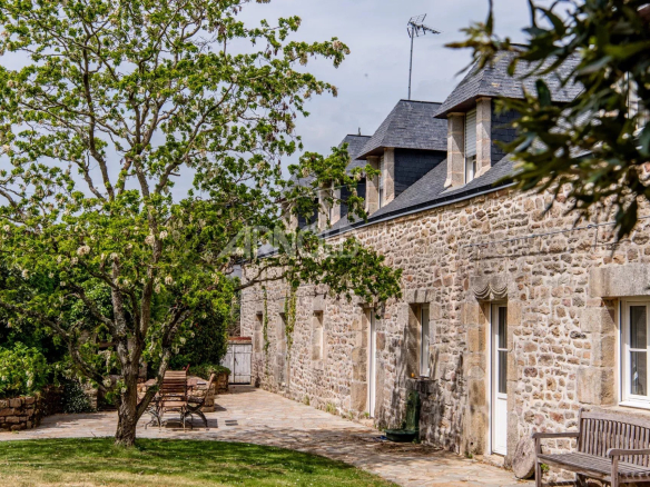 Stone farmhouse with swimming pool and garden, located in Baden, France.