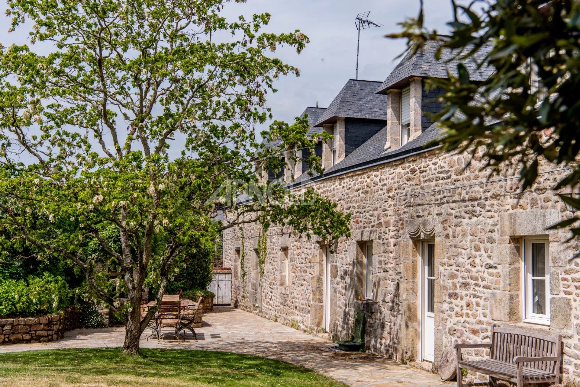 Stone farmhouse with swimming pool Stone farmhouse with swimming pool and garden, located in Baden, France.
