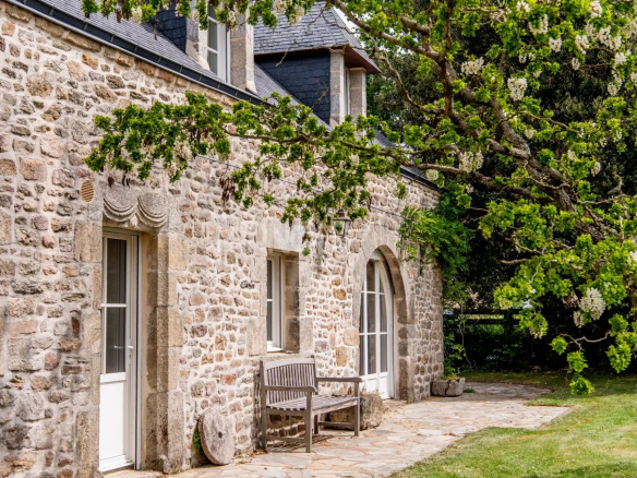 Stone farmhouse with garden and swimming pool, located in Baden, in a peaceful hamlet.