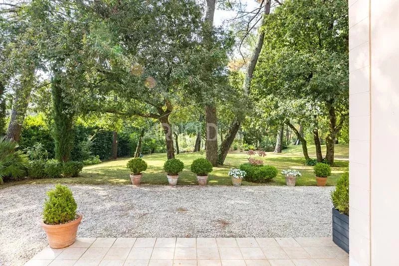 Vue d'un jardin verdoyant avec des pots de fleurs et des arbres, à Vannes.
