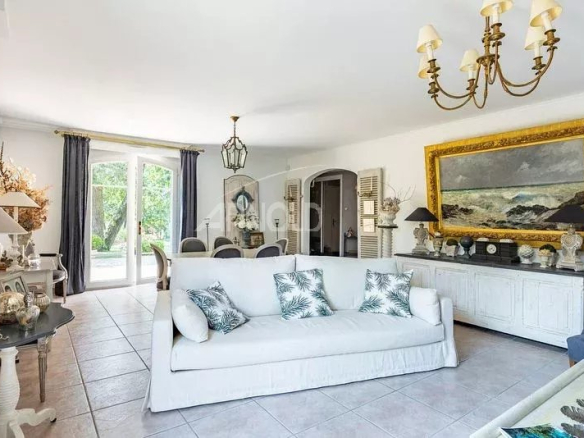 Intérieur d'une maison de charme à Vannes, salon lumineux avec canapé blanc et décoration élégante.
