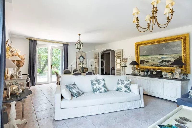 Intérieur d'une maison de charme à Vannes, salon lumineux avec canapé blanc et décoration élégante.