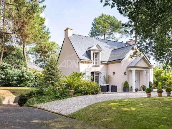 Maison de charme à Vannes avec jardin verdoyant et accès facile au centre-ville.