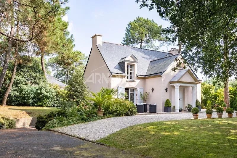 Maison de charme à Vannes avec jardin verdoyant et accès facile au centre-ville.