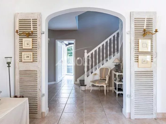 Intérieur d'une maison à Vannes avec un hall d'entrée spacieux et un escalier en colimaçon.