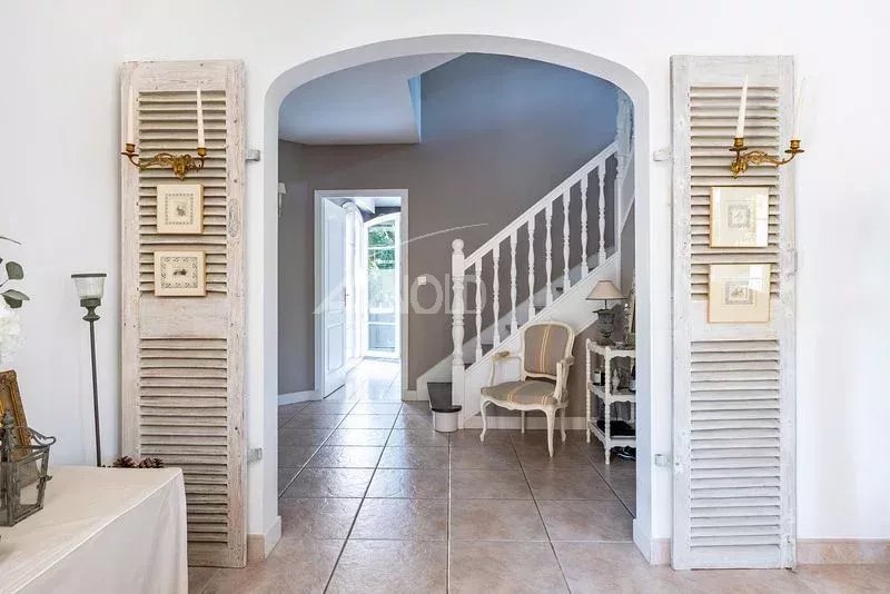 Intérieur d'une maison à Vannes avec un hall d'entrée spacieux et un escalier en colimaçon.