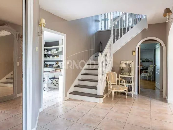 Intérieur d'une maison à Vannes avec un hall d'entrée spacieux et un escalier menant à l'étage.