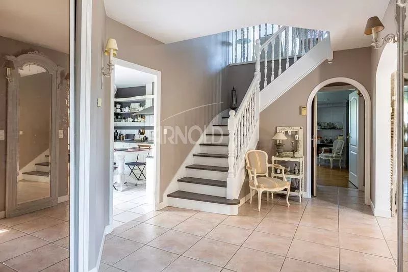 Intérieur d'une maison à Vannes avec un hall d'entrée spacieux et un escalier menant à l'étage.