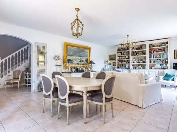 Intérieur d'une maison à Vannes avec salle à manger et salon lumineux.