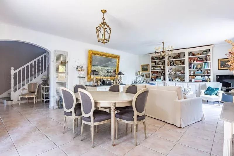 Intérieur d'une maison à Vannes avec salle à manger et salon lumineux.