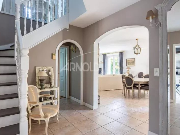 Intérieur d'une maison à Vannes, hall d'entrée avec escalier et salle à manger.