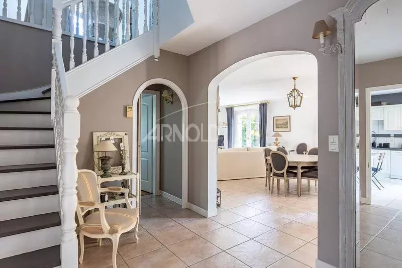 Intérieur d'une maison à Vannes, hall d'entrée avec escalier et salle à manger.