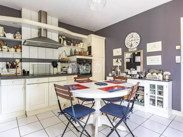 Cuisine moderne avec table à manger et chaises, murs peints en gris à Vannes.