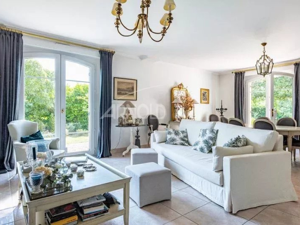Intérieur d'une maison de charme à Vannes, salon lumineux avec mobilier moderne et vue sur le jardin.