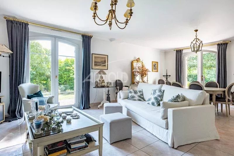 Intérieur d'une maison de charme à Vannes, salon lumineux avec mobilier moderne et vue sur le jardin.