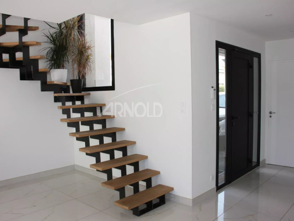 Modern wooden and metal staircase in a contemporary villa in Vannes.