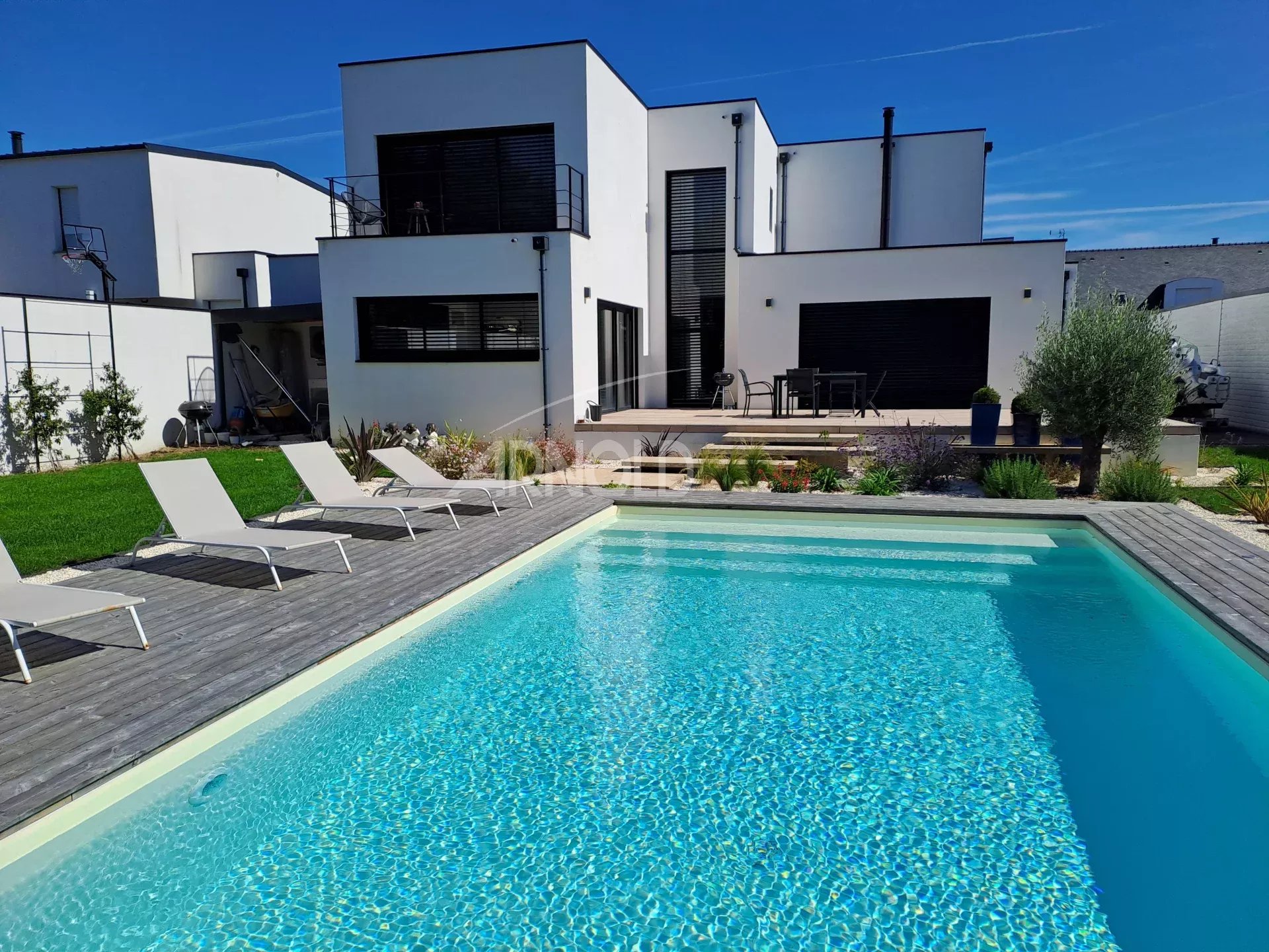 Contemporary villa with swimming pool in Vannes Contemporary villa with heated swimming pool and terrace in Vannes, surrounded by landscaped gardens.