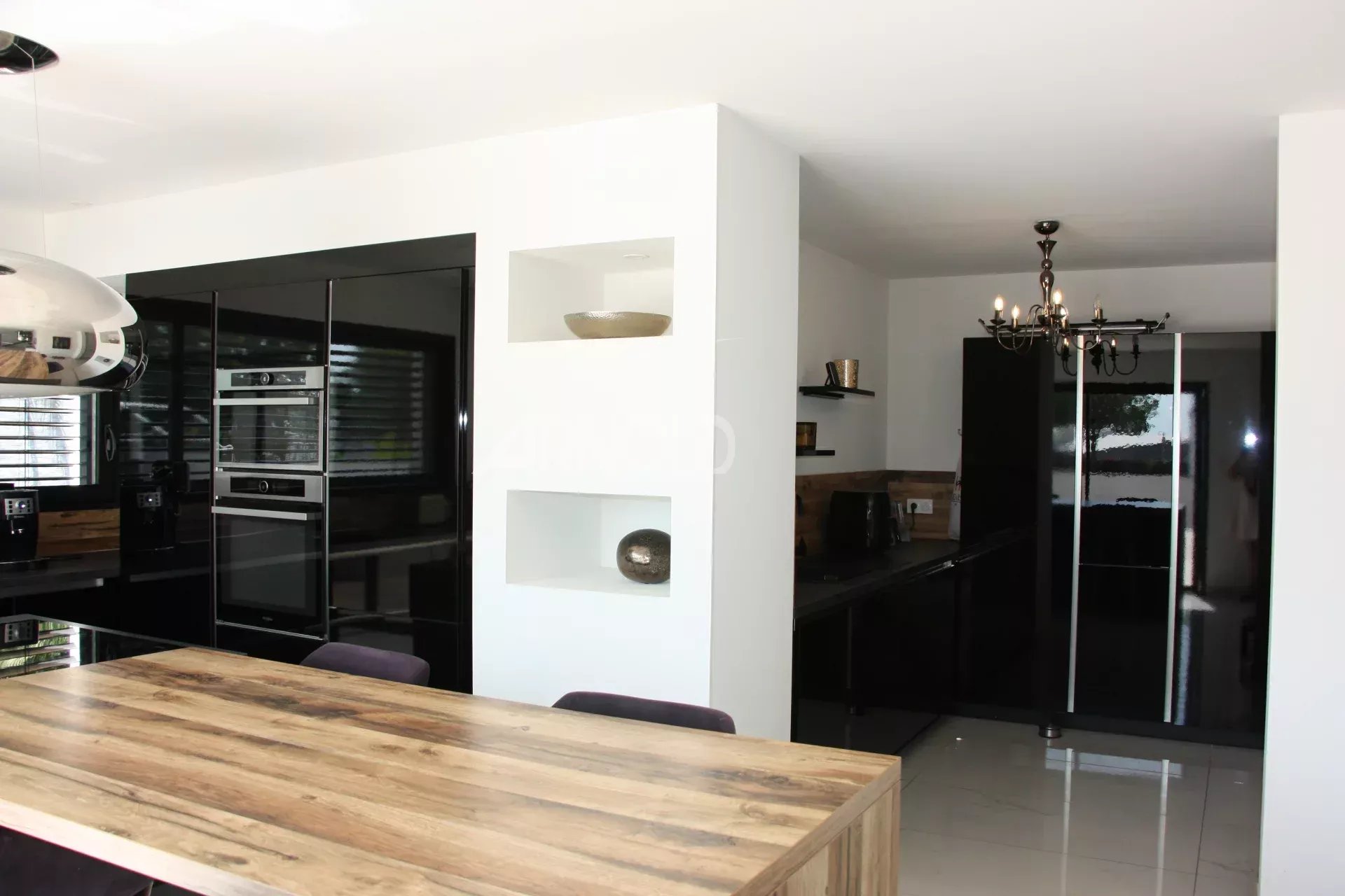 Interior of a contemporary villa in Vannes Modern interior of a contemporary villa with open kitchen and dining room.