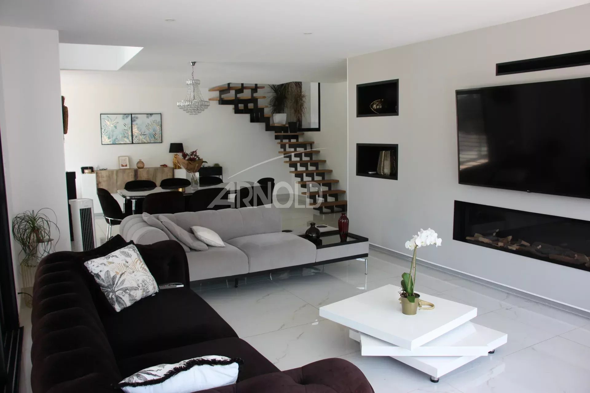 Interior of a contemporary villa Interior of a contemporary villa in Vannes with a modern living room and fireplace.