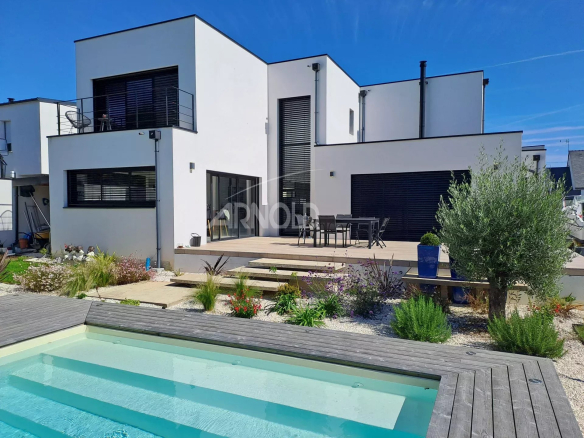 Contemporary villa with heated swimming pool and terrace in Vannes, landscaped garden.