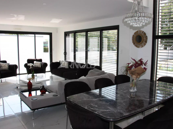 Interior of a contemporary villa in Vannes, with a bright living room and dining room.