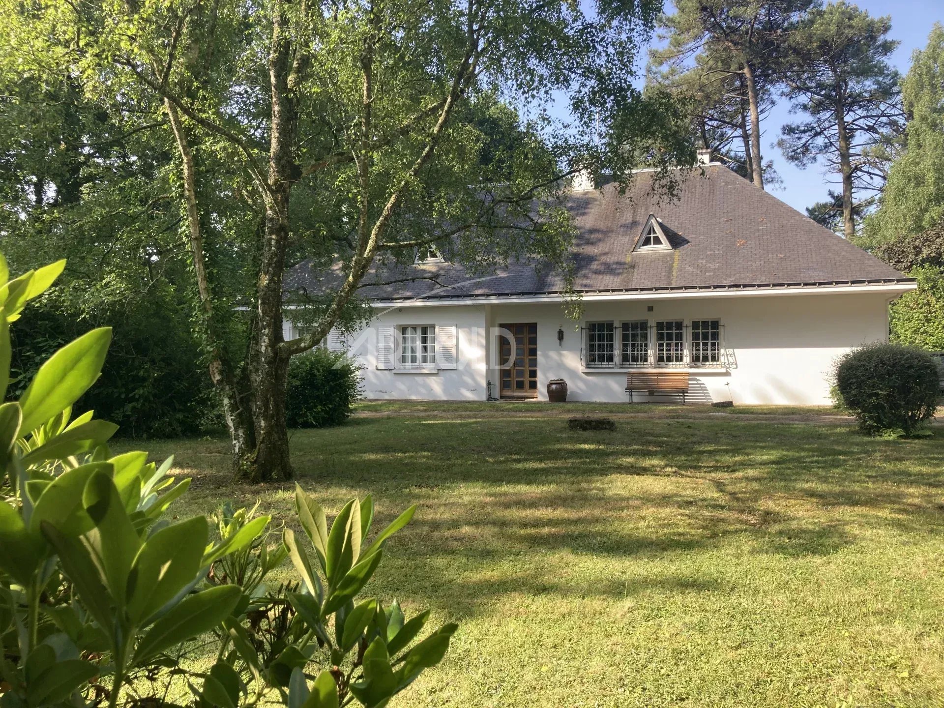 Maison spacieuse avec jardin arboré à Arradon, Vannes, sur un terrain de 2 487 m².