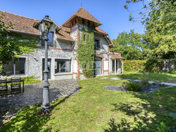 18th century residence with garden and swimming pool in Nantes, exterior view.