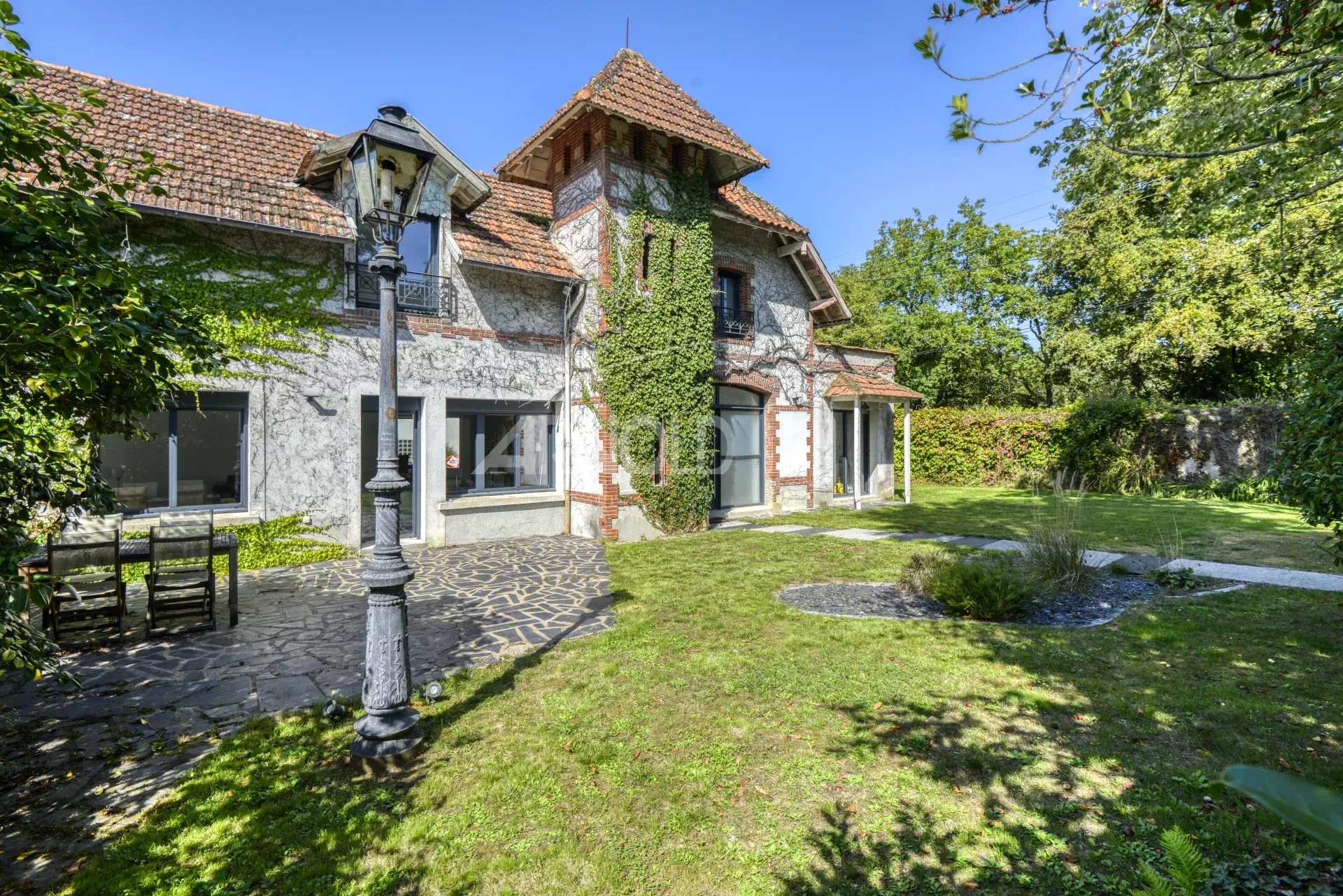 Charming residence in Nantes 18th century residence with garden and swimming pool in Nantes, exterior view.