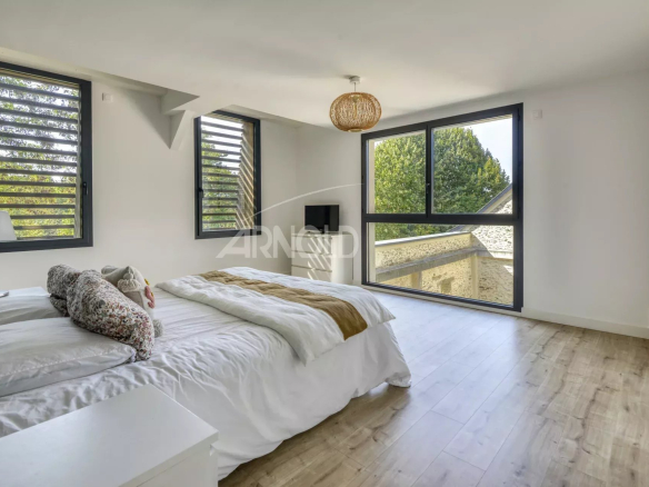 Bright room with double bed and large windows in an 18th century house in Nantes.