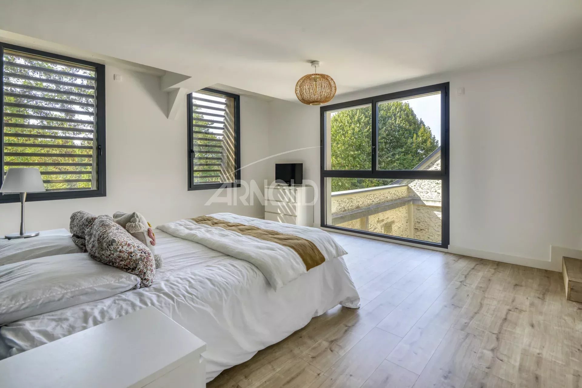 Room in a charming house in Nantes Bright room with double bed and large windows in an 18th century house in Nantes.