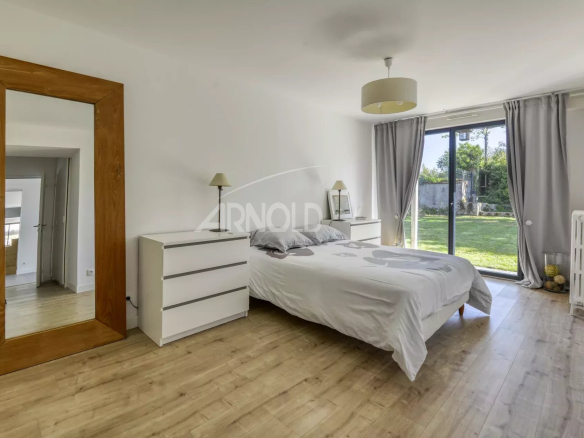 Bright room with access to the garden, double bed and modern furniture.