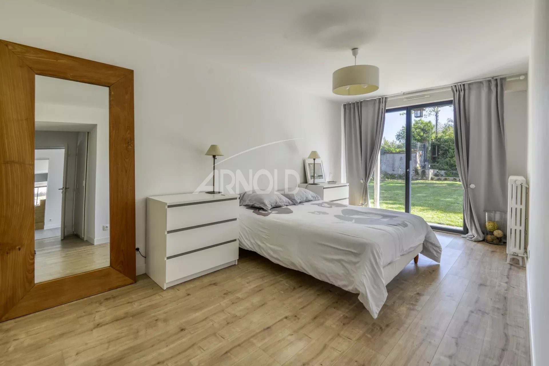 Modern room with garden view Bright room with access to the garden, double bed and modern furniture.