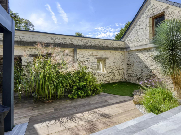 Charming residence with swimming pool in Nantes, landscaped garden and contemporary architecture.