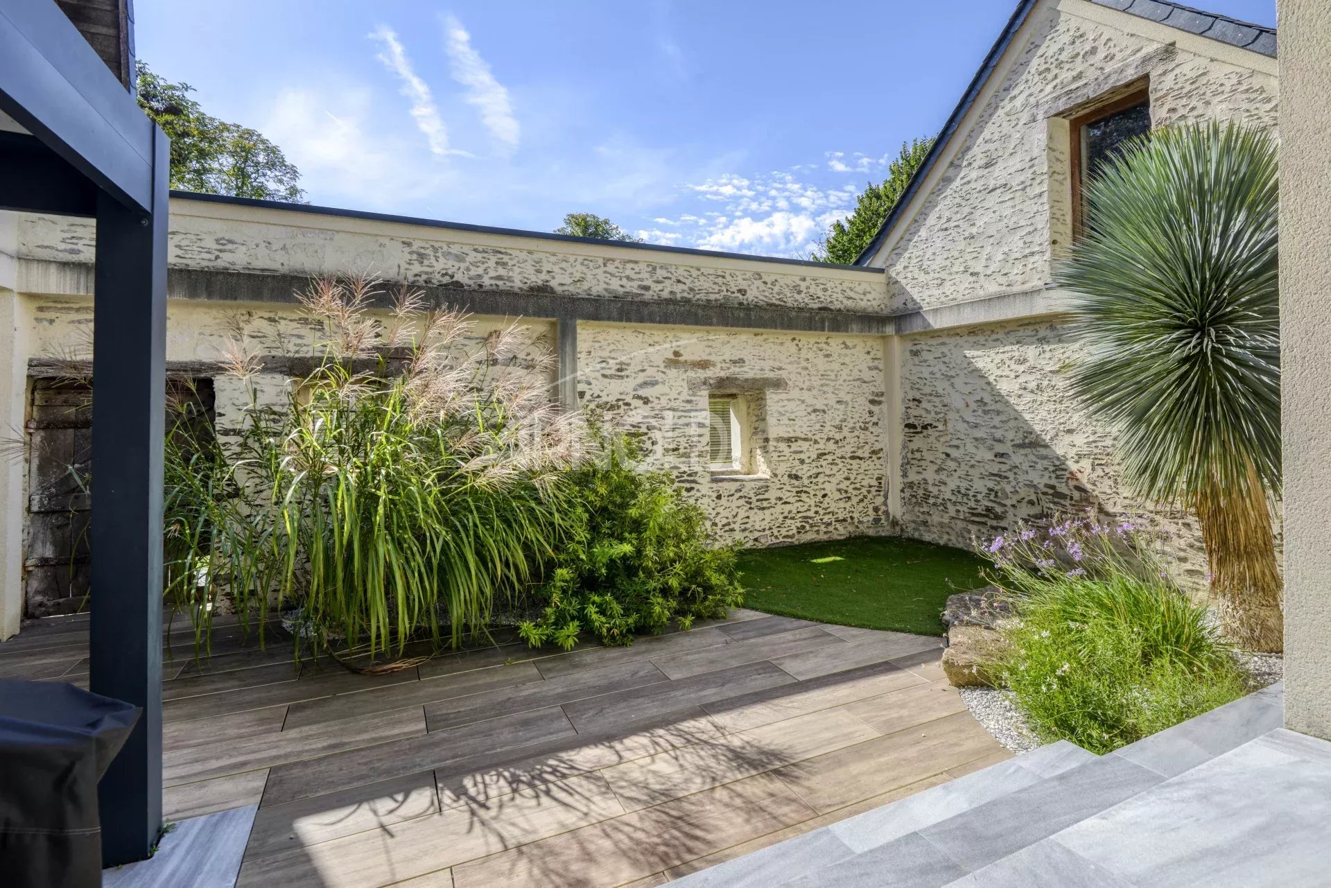 Charming residence in Nantes Charming residence with swimming pool in Nantes, landscaped garden and contemporary architecture.